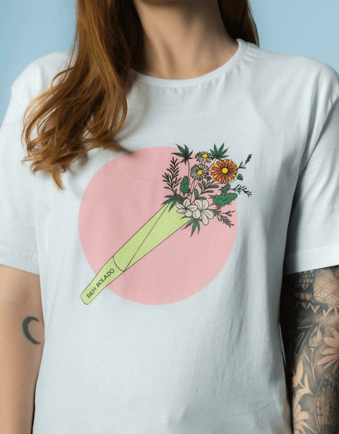 Camiseta Branca Buquê de Flores Bem Bolado