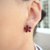 B865 - Brinco Maria flor strass vermelho siam banho cor prateado