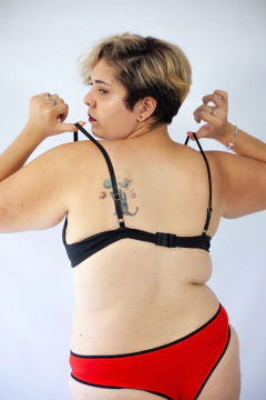 Corpiño de algodón con parte delantera cerrada, un basico con buen agarre para hacer todo lo que te propongas en tu dia con la mayor comodidad posible.

Armá tu conjunto con la bombacha que más te guste de nuestra categoría "BOMBACHAS".

Lenceria para tod