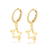 Brinco de argola fechada com pingente de estrela vazado folheado a ouro 18k