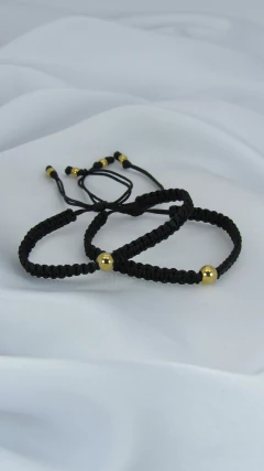 Pulsera punto dorado en negro