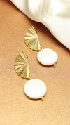 Aretes con perla blanca plana grande