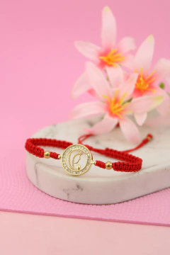 Pulsera silueta de virgen piedras en rojo