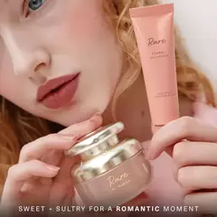 Imagen de Rare Beauty by Selena Gomez Floral Peony Blossom Rare Fragrance Layering Balm **PRE ORDEN**