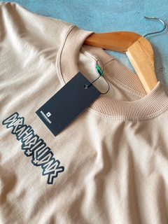 Cropped DHB Tag Chocolate - DURAHABILIDADE SKATESHOP