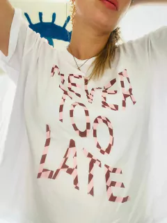 Remera NEVER TOO LATE