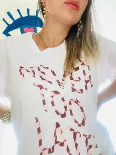 Remera NEVER TOO LATE - alöhomora