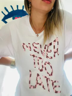Remera NEVER TOO LATE en internet