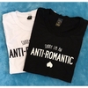 Camiseta Anti-Romantic “txt” - (ESTOQUE BRASIL)