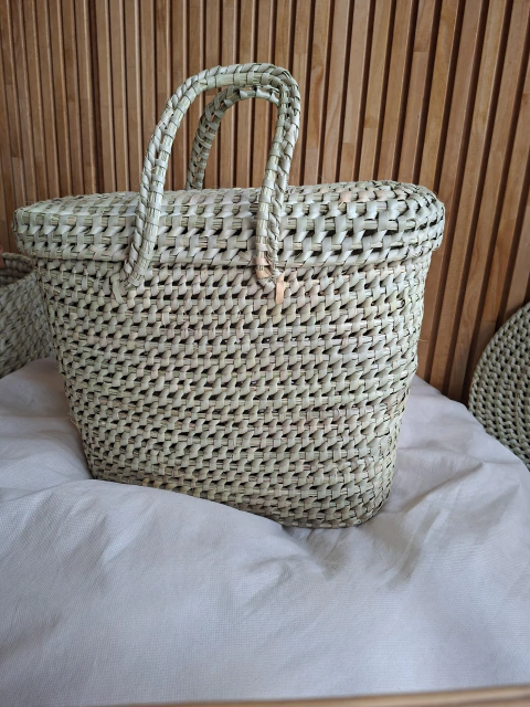 Bolso de palma con tapa