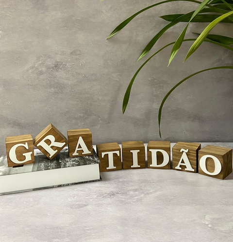 Palavra Gratidão em Madeira Rústica