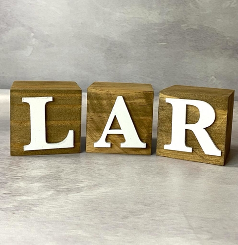 Palavra Lar em Madeira Rústica