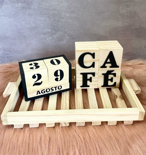 Palavra Café em Madeira Cru e Letras Pretas