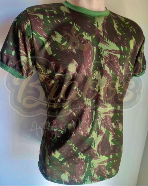 CAMISETA CAMUFLADA COM BORDADO
