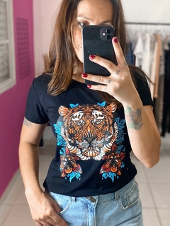 T-shirt tigre + rosas - comprar online