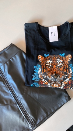 T-shirt tigre + rosas
