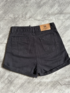 Short mom jeans preto na internet