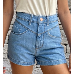 Short Jeans claro recorte frente