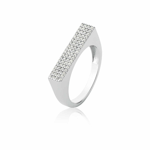 Anel Liz com cravejação em zirconias prata 925