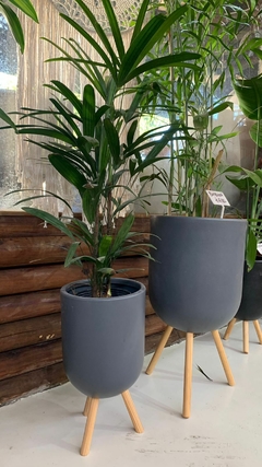 MACETA DE PLASTICO ROTOMOLDEADO CON PATAS ESTILO ESCANDINAVAS - comprar online