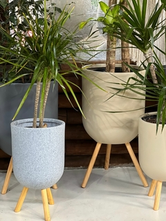 MACETA DE PLASTICO ROTOMOLDEADO CON PATAS ESTILO ESCANDINAVAS - Espacio Garden Vivero & Deco