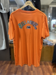 Remera Billabong naranja en internet