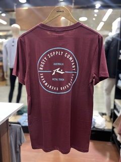 Remera Rusty bordo en internet