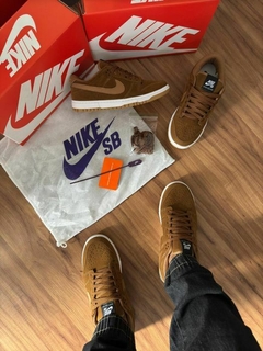DUNK SB LOW CAMURÇA CARAMELO na internet