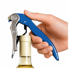 Saca-rolha dois estágios Pulltex ClickCut azul sendo usado para abrir garrafa de vinho