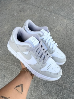 Tênis Nike branco com cinza