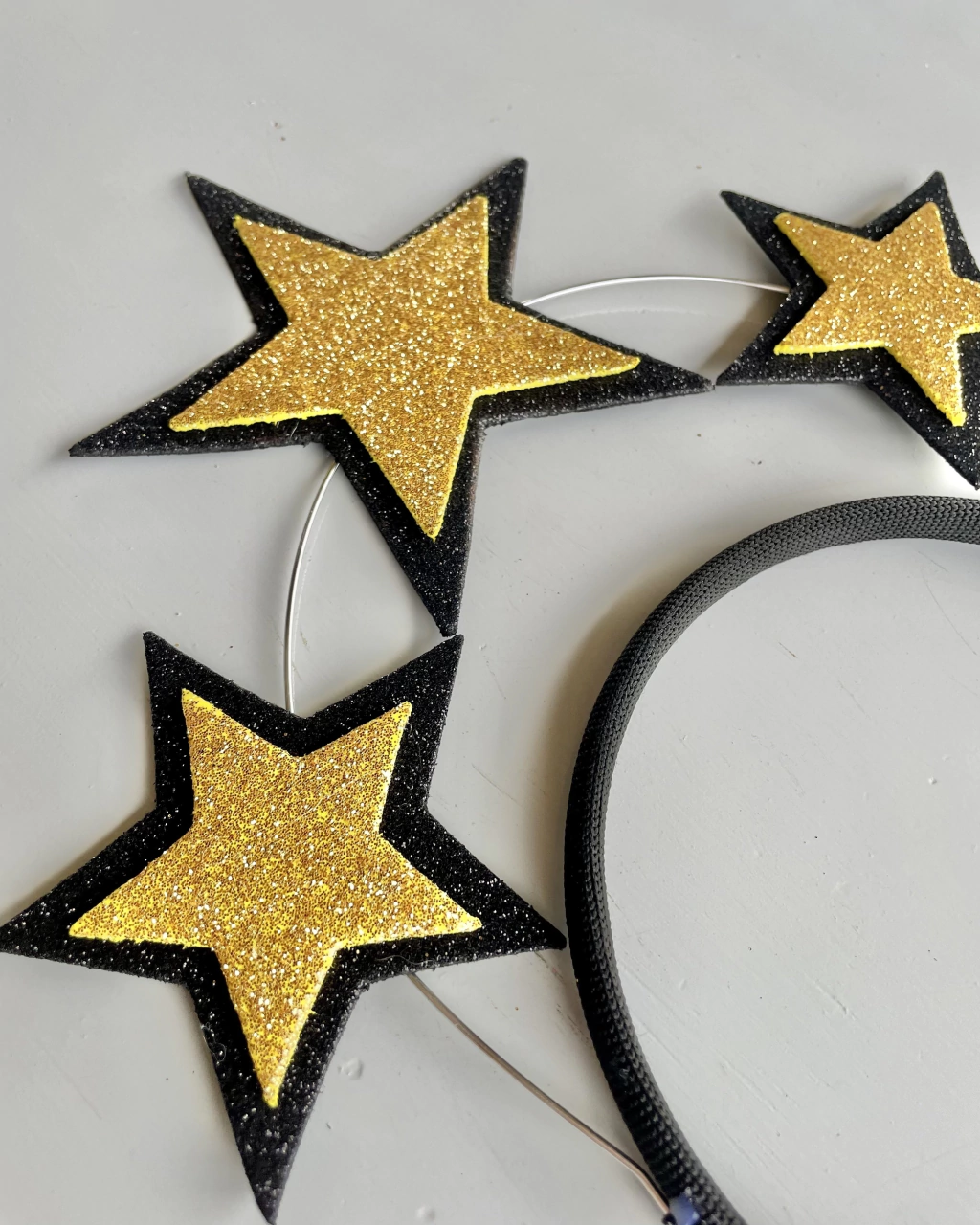 Arco de estrelas douradas com preto