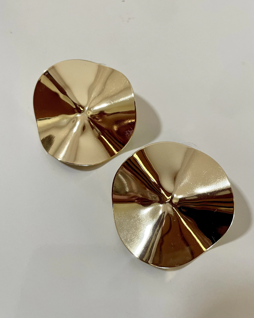 Brinco dourado redondo metalizado ondulado