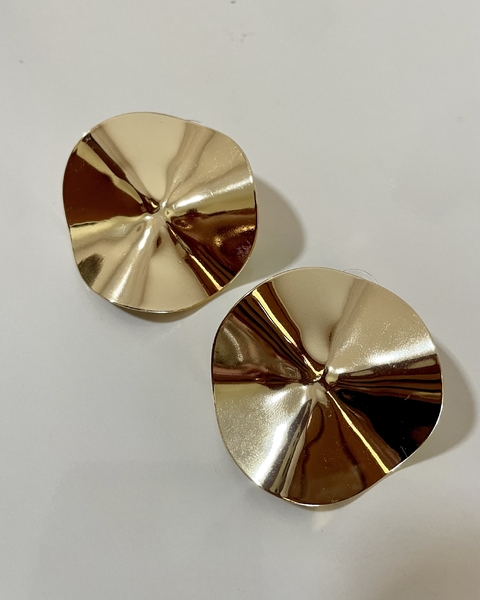 Brinco dourado redondo metalizado ondulado