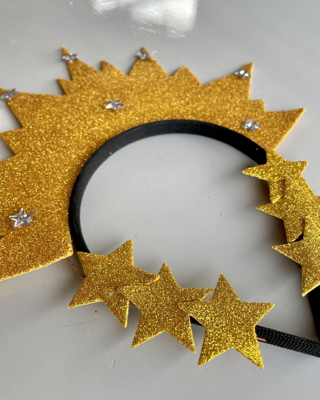 Arco dourado de coroa ou sol