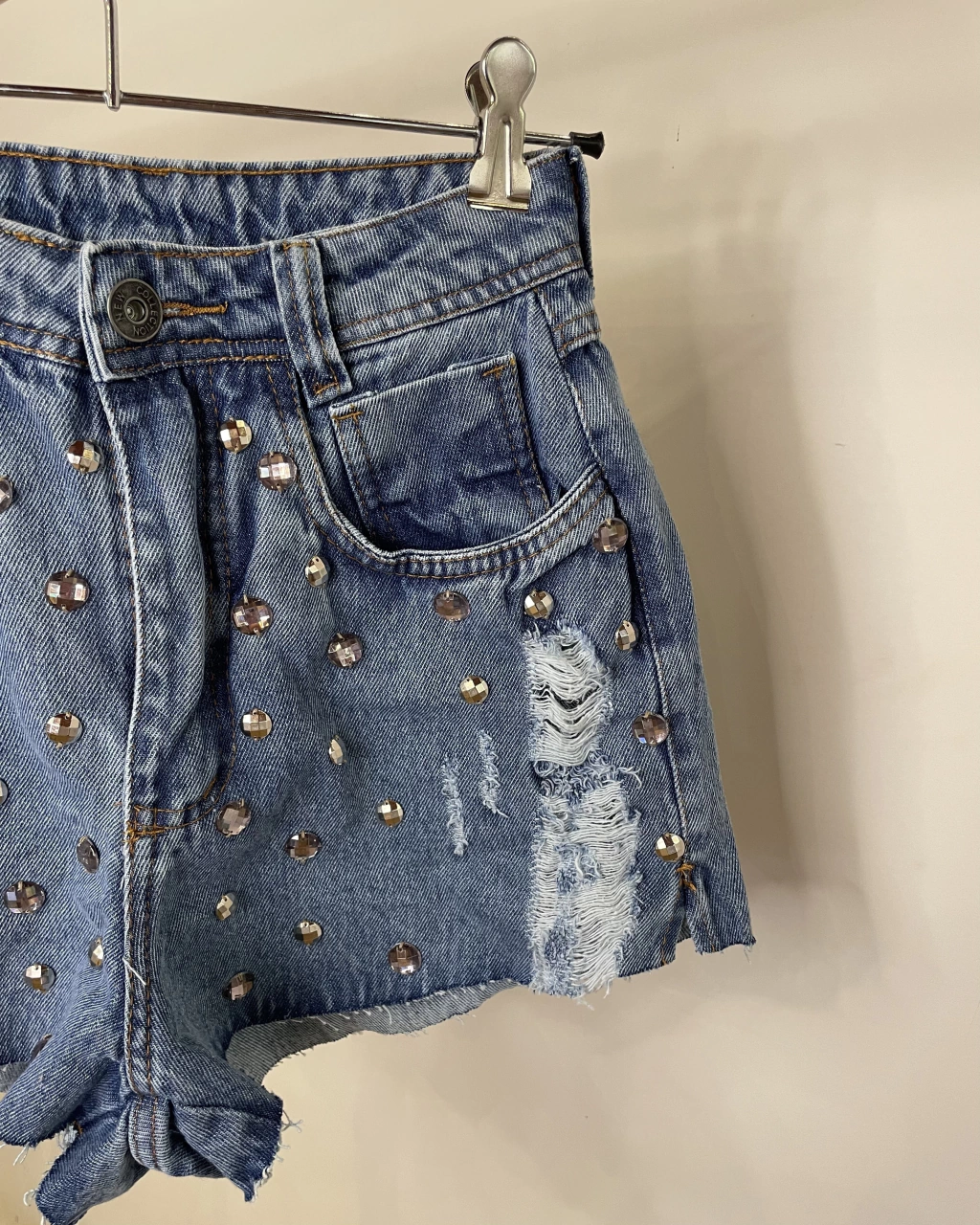 Short jeans com cristais bordados à mão