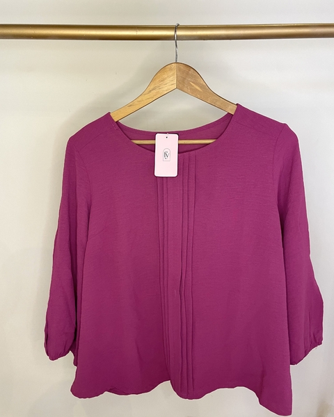 Camisa fúcsia manga 3/4 com detalhe de pregas