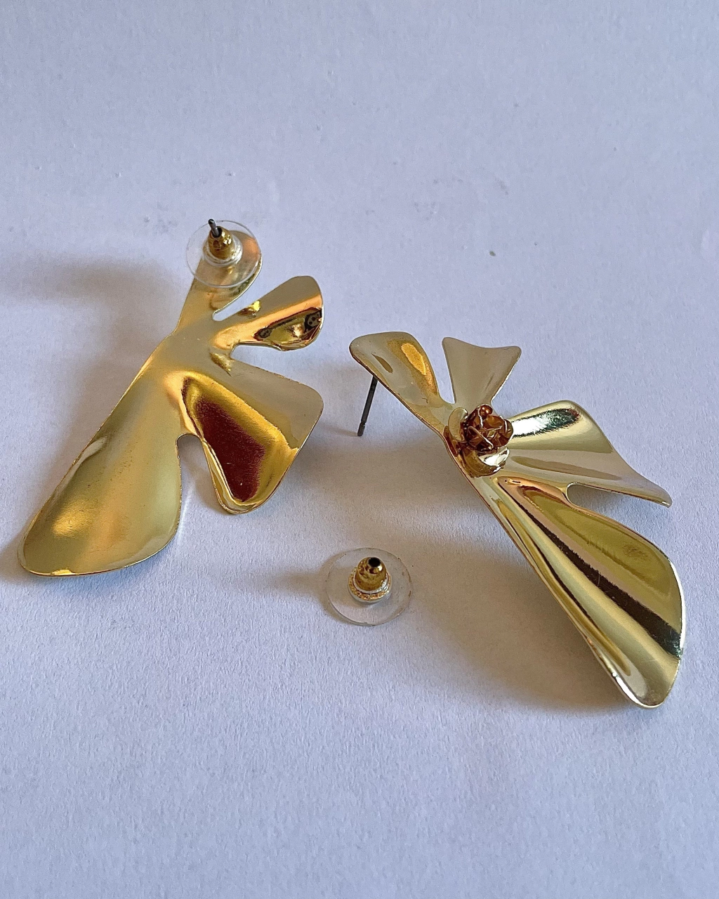 Brinco metalizado dourado meia flor