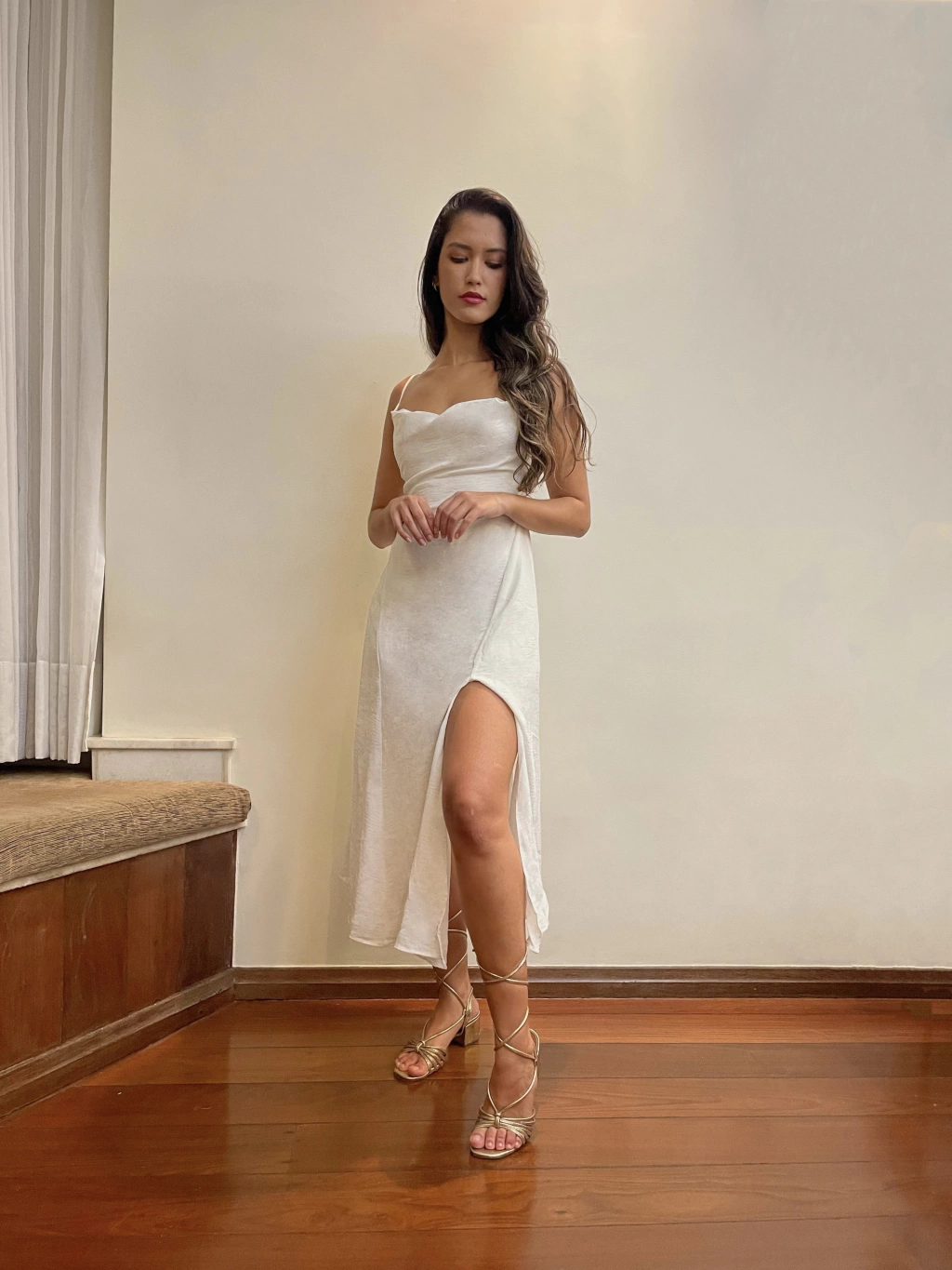 Vestido midi branco com amarrações