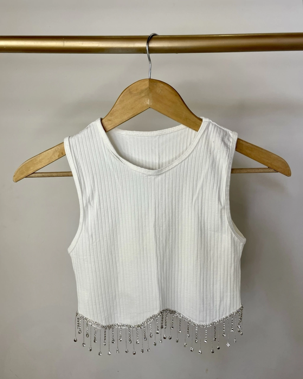 Cropped com bordado em pedraria e strass