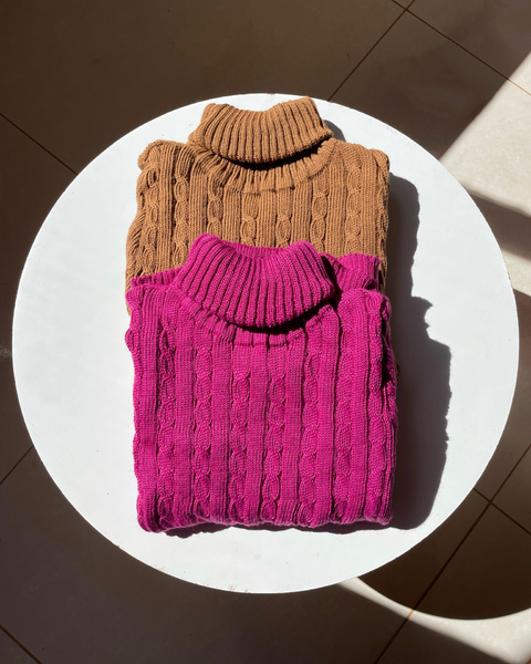 Tricô trançado de gola alta