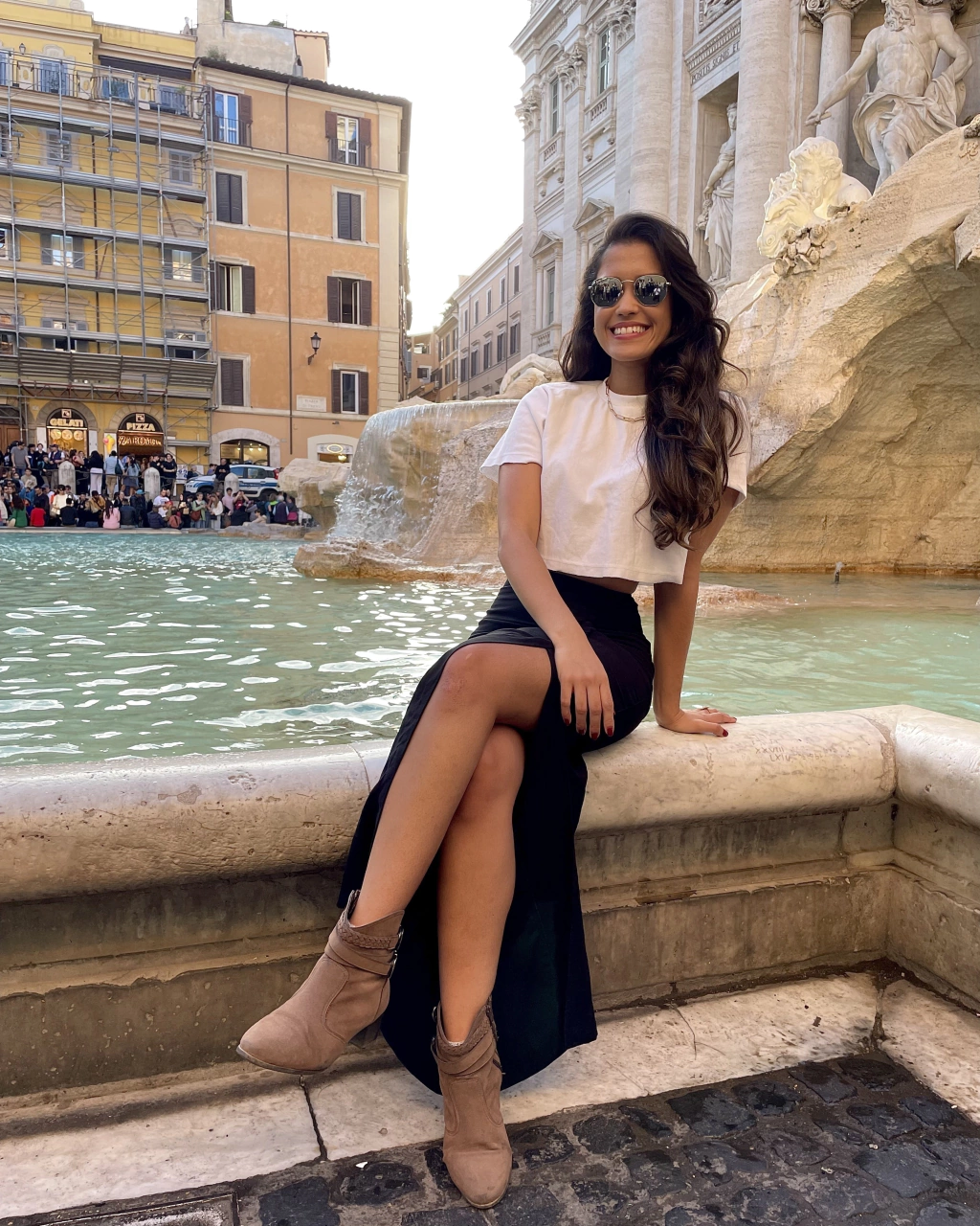 Saia longa preta com fenda lateral e botões encapados