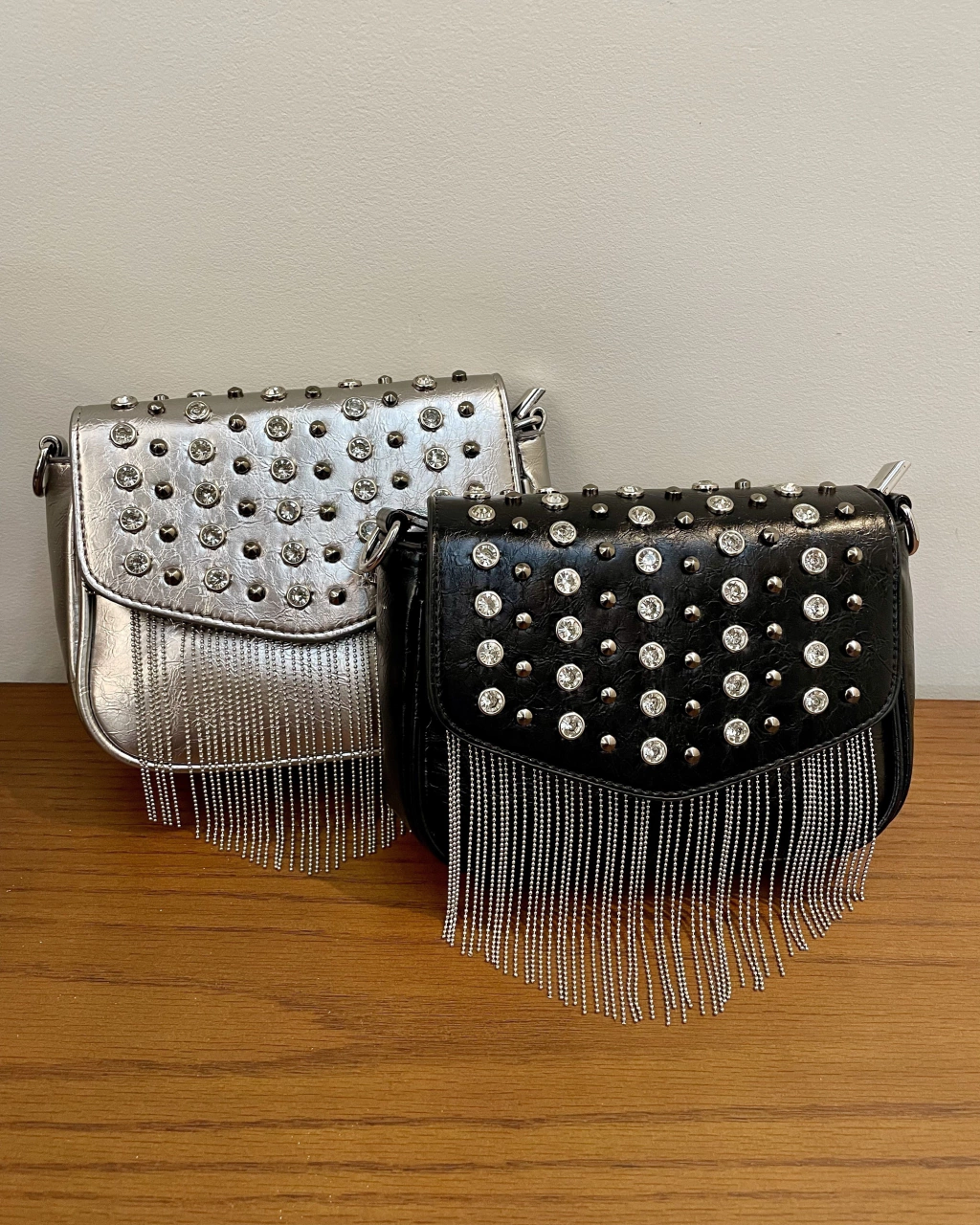 Bolsa de franjas e aplicações de strass e mini tachas