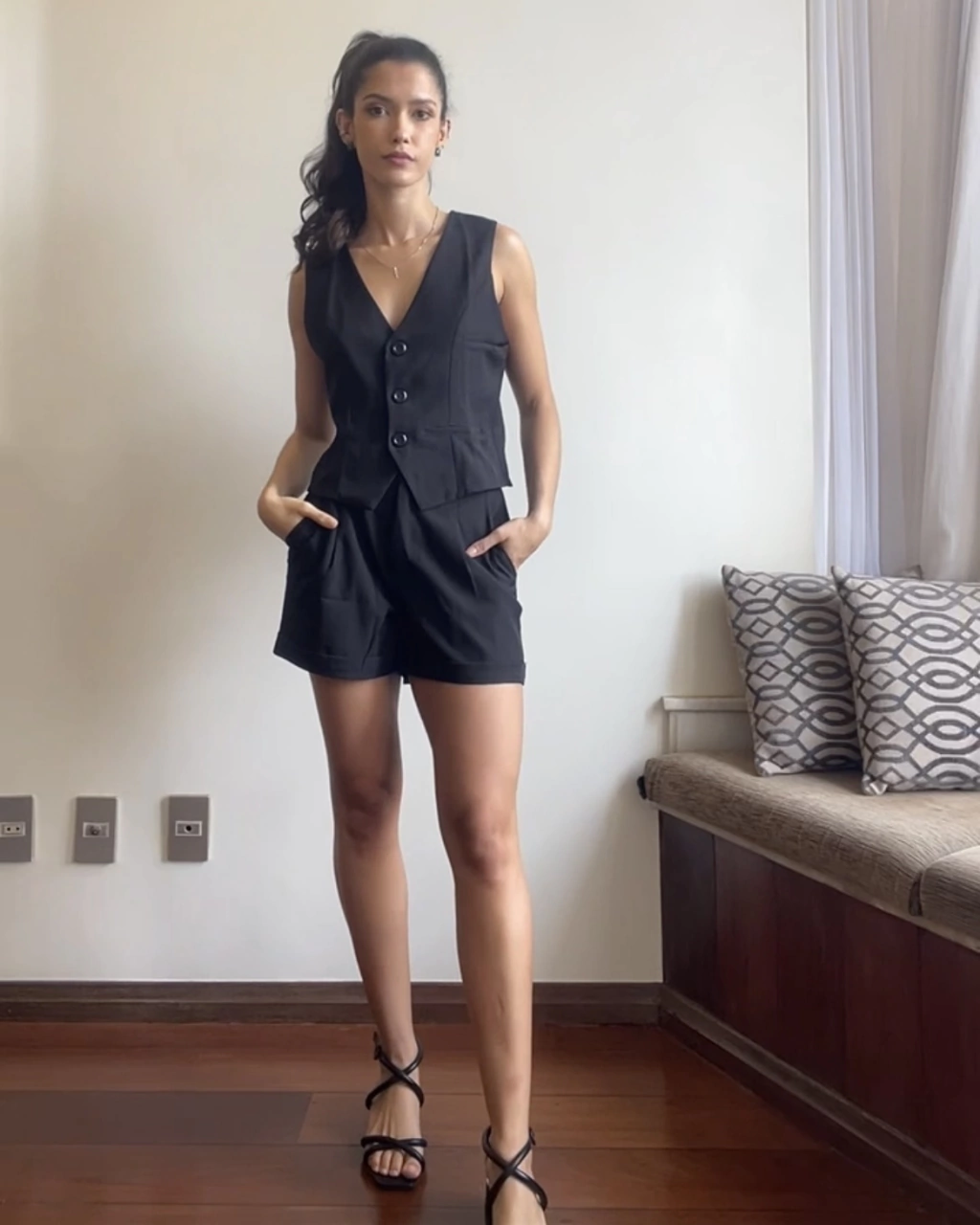 Conjunto de colete e short em alfaiataria preto