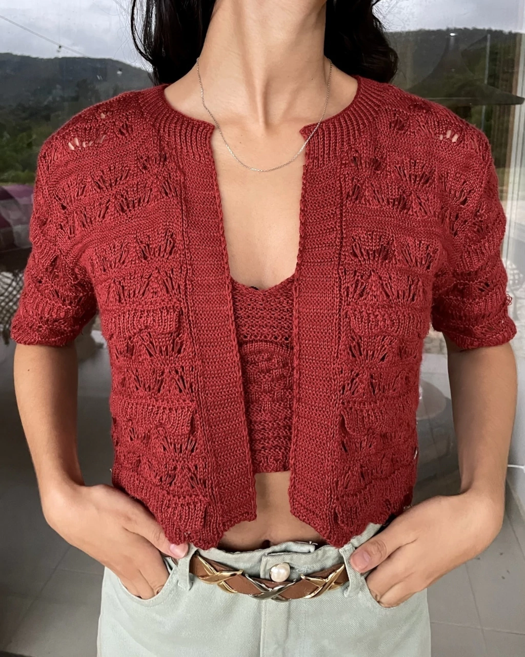 Cardigan cropped e top de crochê