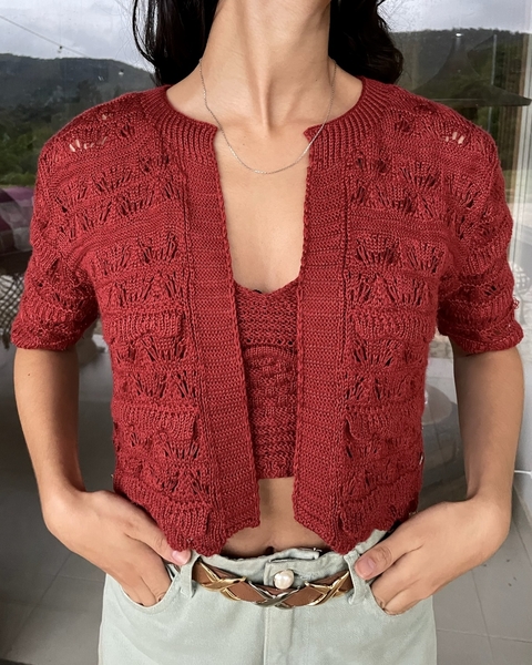 Cardigan cropped e top de crochê