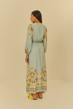 vestido estampado borboleta em flor na internet