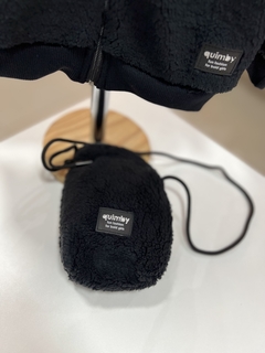 Jaqueta Teddy + Bolsa preta na internet