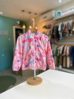 JAQUETA CORTA VENTO ESTAMPADA ROSA