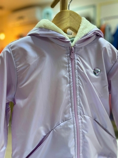 JAQUETA NYLON HOLOGRAFICA FORRADA PELE - Tanto Amor