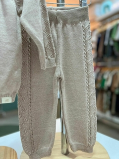 CONJUNTO EM TRICÔ URSO AREIA na internet